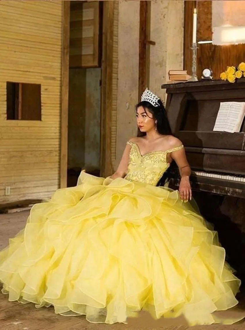 Vestidos de quinceaneras V образным вырезом предложение плечо Блестящие кристаллы Многоуровневое органза Желтый элегантный развертки поезд Свадебные платья