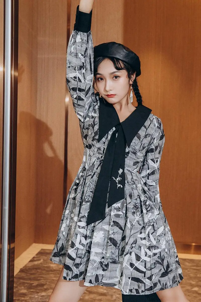 Spot romantic French retro printed shirt collar dress in the autumn