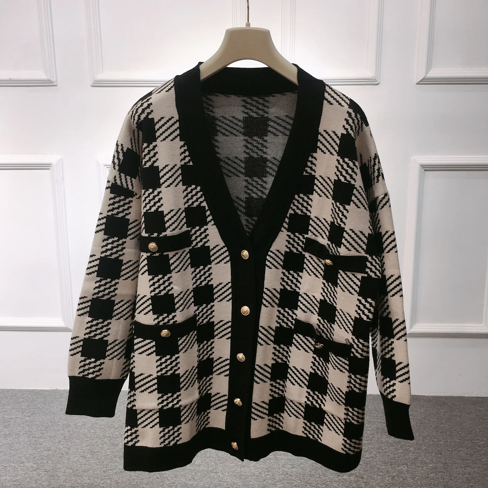 

New Black and White Lattice Long Money Loose Lazy Lattice Patterns Korea Edition Sweater Knitted 2019 V-Neck Women Sweater