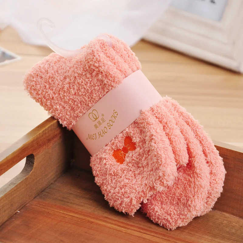 1 пара однотонных мягких женских пушистых носков ярких цветов коралловые бархатные зимние теплые домашние носки-тапочки для девочек, махровые пушистые носки k2915