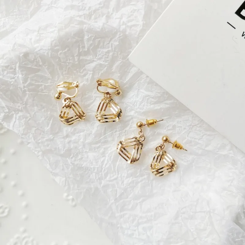 

Minimalist Personality Metal Texture Triangle Clip Earrings Japanese Korean Fashion Simple Girl Women's Accessories Jewelry