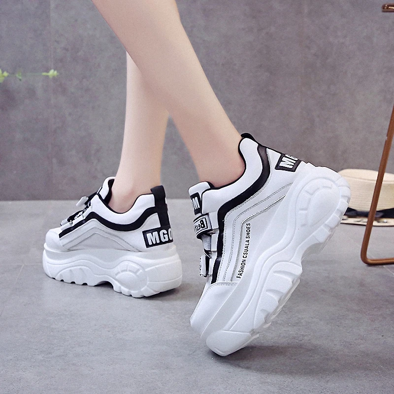 Женская обувь для бега на толстой подошве, фиолетовая белая спортивная обувь кроссовки для бега, ходьбы 7 см, увеличивающие рост черные ботинки с массивным каблуком