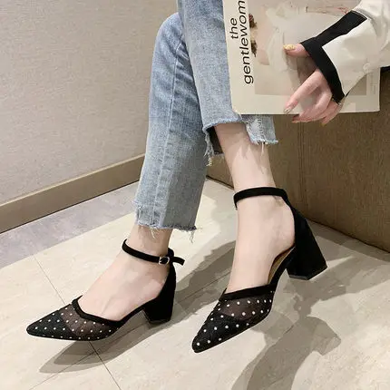 

Women's new Korean version of the shallow mouth hollow thick with high heels fashion wild pointed lace high heels.