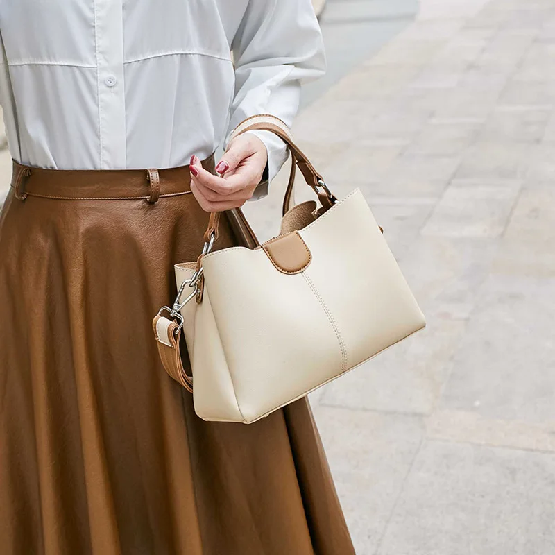 

In the summer of 2018, the new ladies'color-bumping bucket bag with handheld Baitao slanting European and American ladies' bag