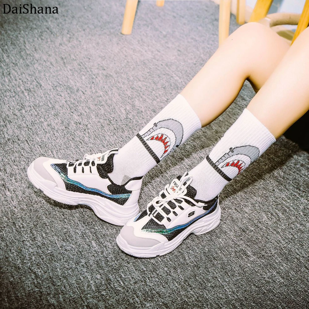Веселое Harajuku модные акулы в стиле «хип-хоп» детские носки Для мужчин длинные Повседневное носки с изображением персонажей мультфильма, уличный спортивный скейтборд белого и черного цвета с круглым вырезом носки из дышащей ткани