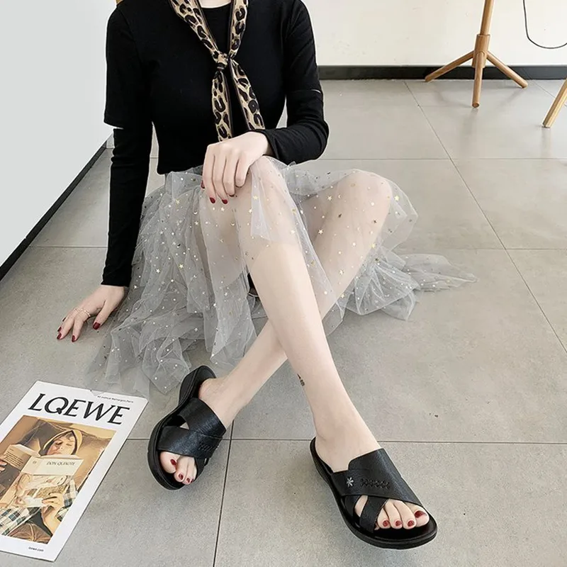 Summer outdoor wear mother slippers fashion middle-aged flat-bottomed elderly non-slip sandals soft-soled women's sandals