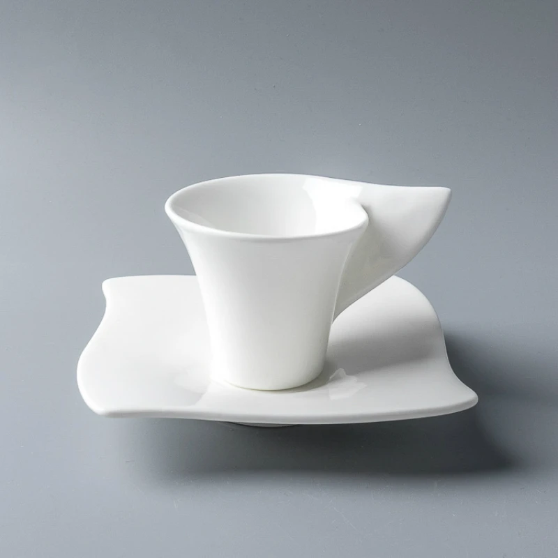 Nuovo Design Creativo Onda Espresso Tazze E Piattino Set Di Ceramica Bianco Puro Tulipano Cafe Latte Di Caffè Tazza Di Tè Nero Tazza Da Tè Tazzina