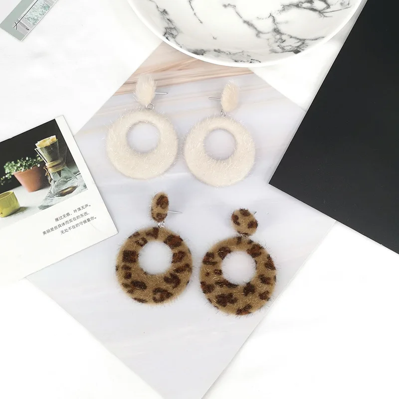 

Japanese Korean Simple Leopord Pattern Elegant Plush Circular Ring Earrings Ear Stud Autumn And Winter Geometry Earrings Retro A