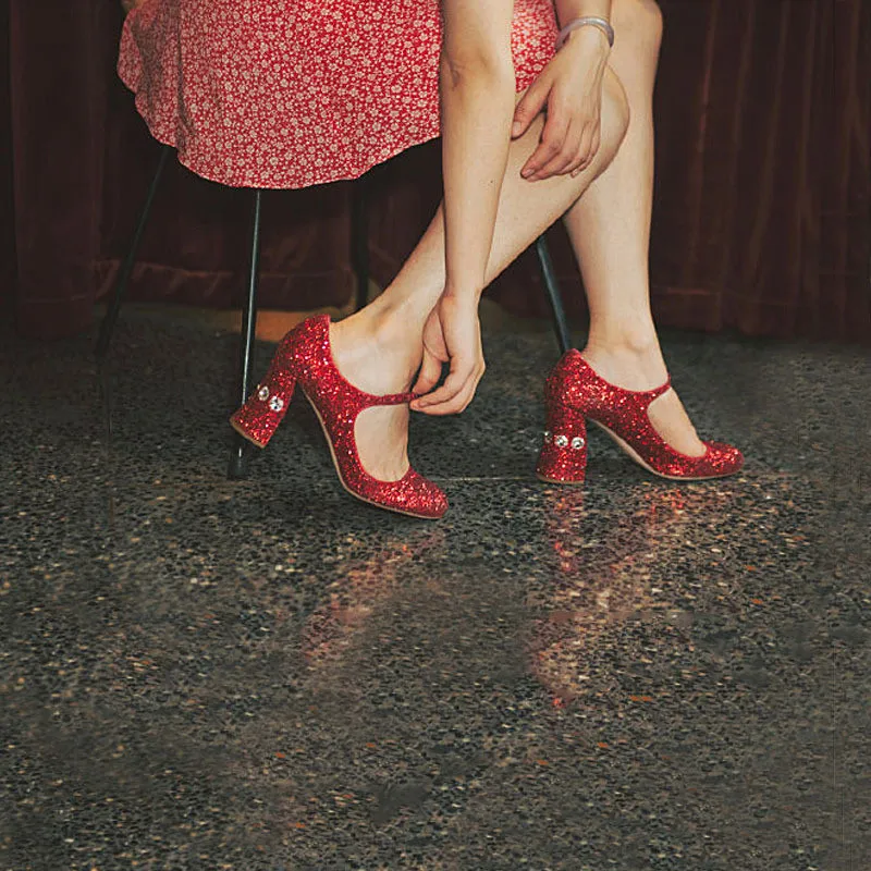 Блестящие туфли-лодочки на не сужающемся книзу высоком массивном каблуке; Красивая Женская обувь с украшением в виде кристаллов; обувь с круглым носком; мелкий ремень с пряжкой; женская обувь на высоком каблуке