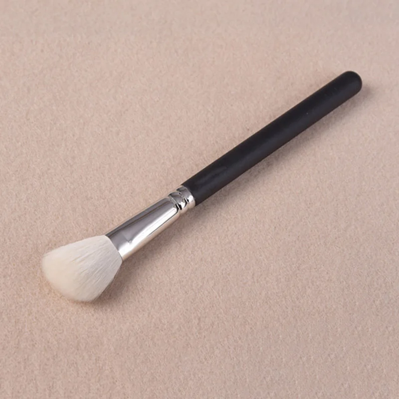 1Pcs Fashion High Quality Facial Makeup Brush Beveled Blush Powder Brush High Value Copper Tube Professional Makeup Tools