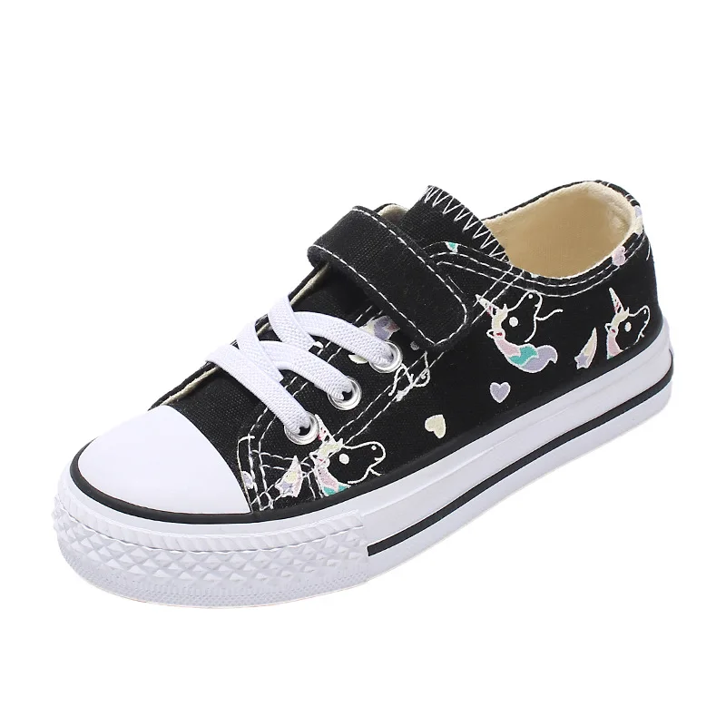 Модная детская парусиновая обувь для девочек; Милые низкие кроссовки для девочек с принтом единорога; Цвет черный, белый; кроссовки для девочек со звездами и радугой; C08172