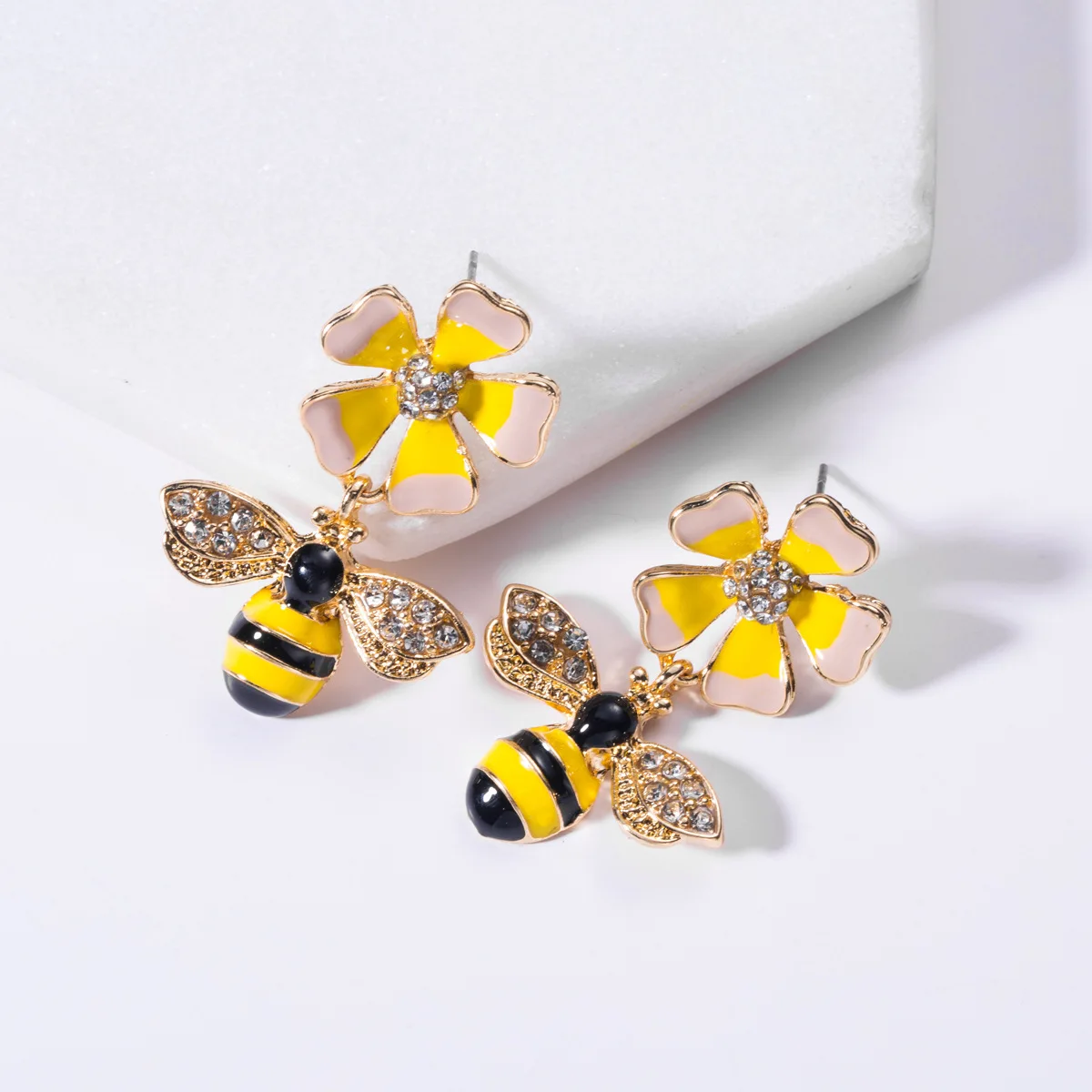 

Jouval Vintage Zircon Flower Bee Stud Earrings For Women Fresh Long Insect Earings Female Crystal Brincos Fashion Korean Jewelry
