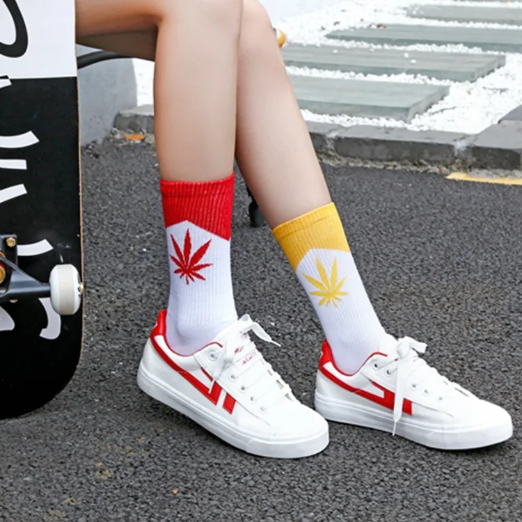 Adult Size Mid Calf Crew Medium Socks Colorful Maple leaves Famous Cigarette Case Package Pack Packaging Hemp Leaf Canada Sign