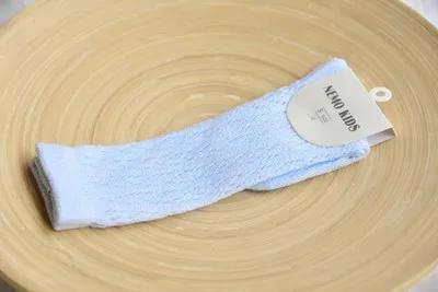 light blue Новые милые детские высокие дышащие носки для новорожденных из хлопка, детские длинные Нескользящие мягкие носки для девочек, носки для мальчиков, гольфы для младенцев - Цвет: light blue