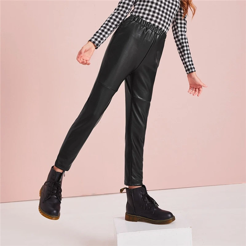 SHEIN Kiddie/черные однотонные повседневные кожаные штаны с эластичной резинкой на талии; детские штаны; осень г.; уличная одежда с высокой талией; укороченные брюки из искусственной кожи