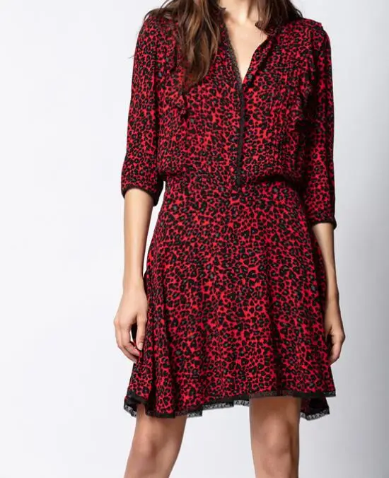 Женское короткое платье с рюшами красное кружевное леопардовым принтом
