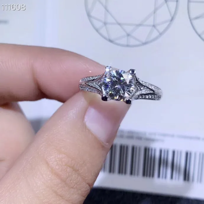 Moissanite Classic style, high density gemstones, comparable to diamonds. 1 carats. 925 real silver Moissanite Classic style, high density gemstones, comparable to diamonds. 1 carats. 925 real silver