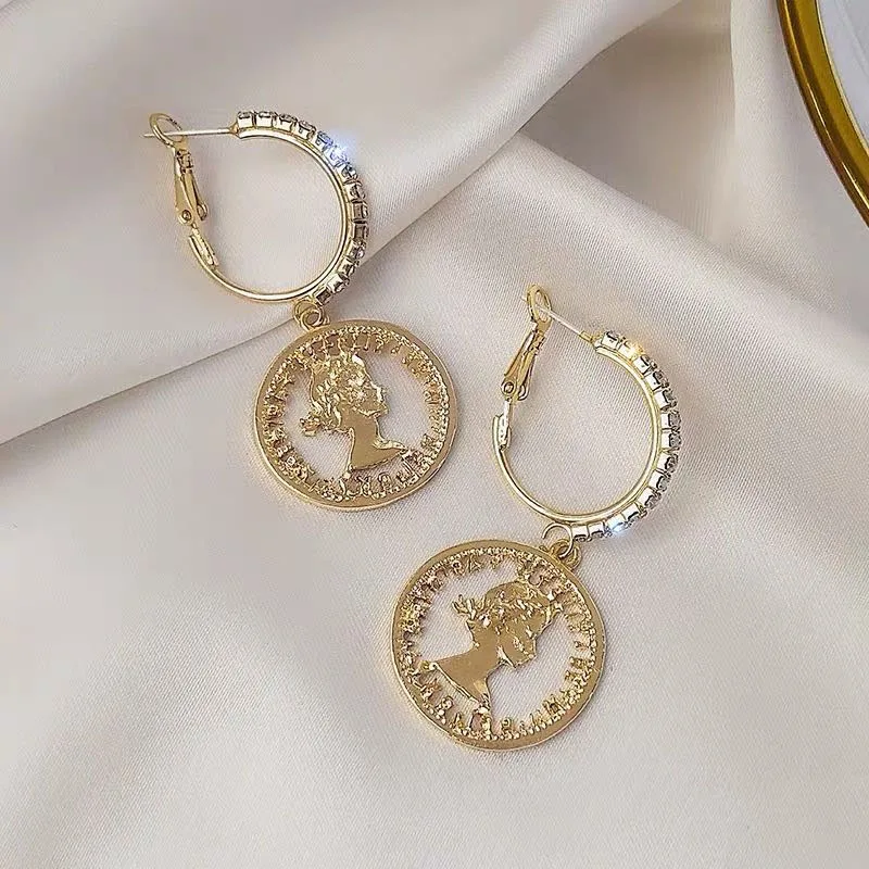 

Gold Color Hollow Human Face Charm Earrings Hanging Geometric Round Drop Women's Statement Earings Jewelry Web Celebrity Jewelry