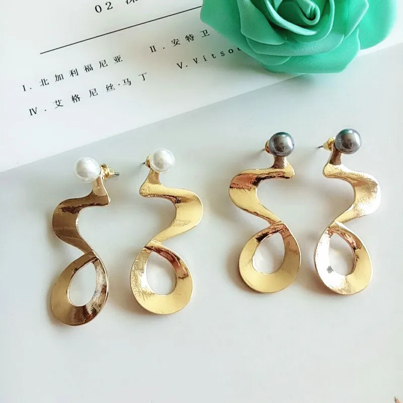 

Wave Imitation Pearl African Earrings Vinatge Exaggerated Stud Earring For Women Jewelry Boucles D'Oreilles Pour Les Femmes