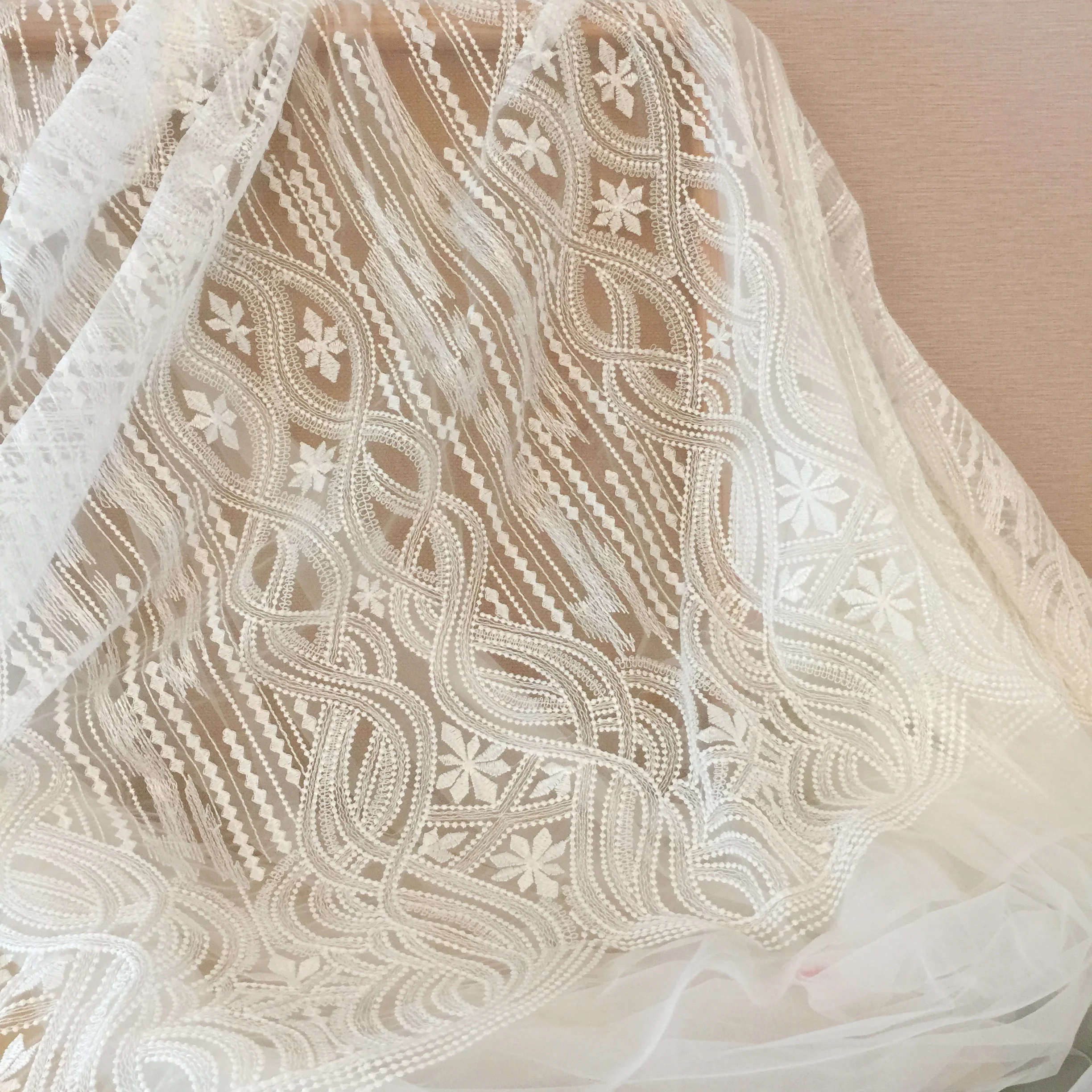 1 Yard Exquisite Top Qualität Geometrische Couture Spitze Stoff mit Linie Design Hochzeit Kleid Braut Spitze Stoff von Hof – Detail 4
