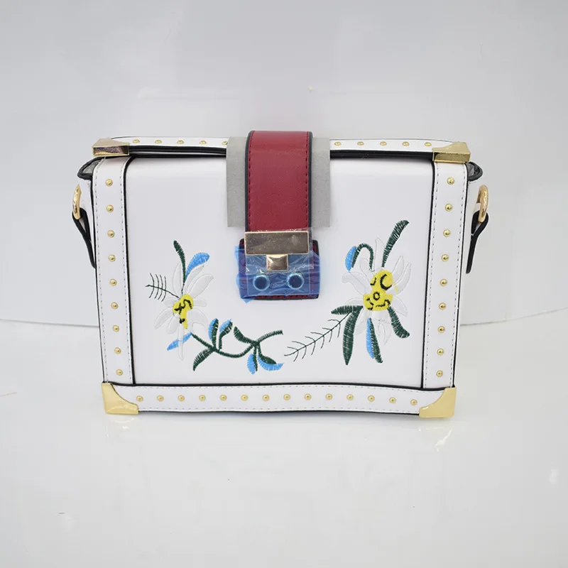 

2019 Autumn And Winter New Style Square Sling Bag Creative Ethnic-Style Embroidered Flower Lock Cross Shoulder Square Sling Bag