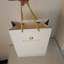 500 шт./лот пользовательские подарочные бумажные хозяйственные сумки печать логотипа роскошные рекламные бумажные сумки для одежды для упаковки