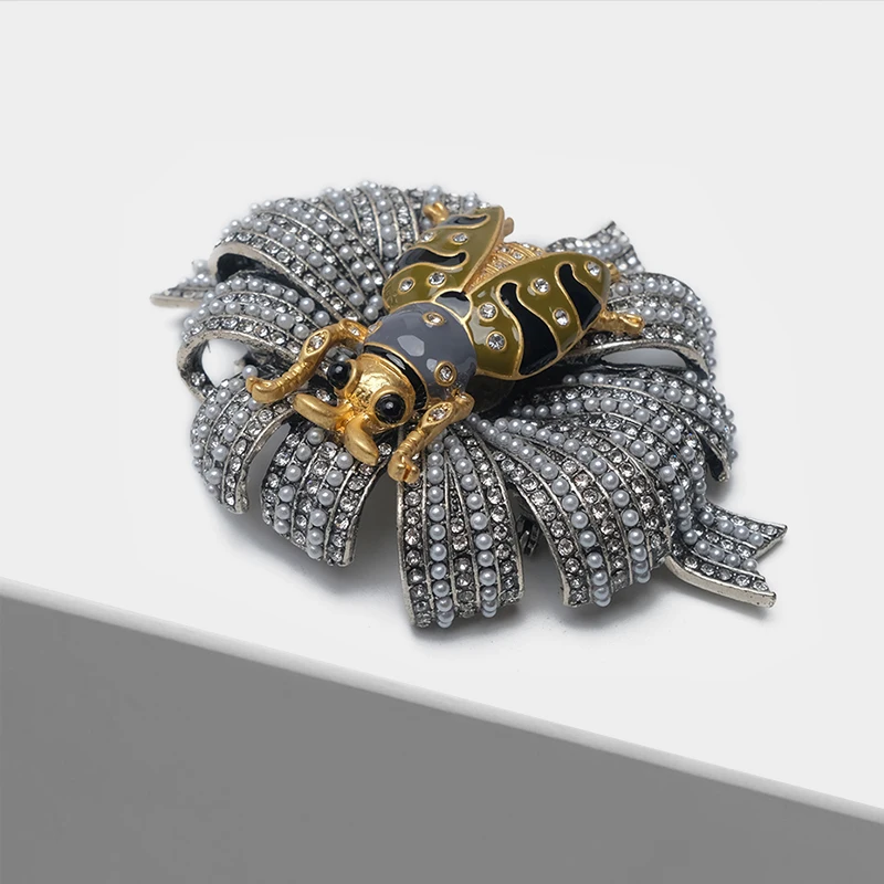 

Medieval Collection Flower Head Pearl Brooch