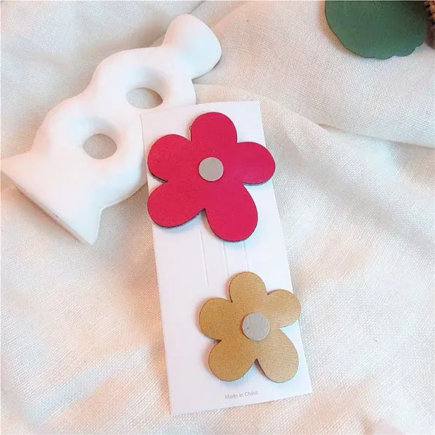 2pcs rose red yellow Супер ткань 2 шт./компл. кожи с украшениями в виде цветков и заколки Карамельный Цвет Цветочные зажимы для волос для девочки детское PU женские аксессуары для волос - Цвет: 2pcs rose red yellow