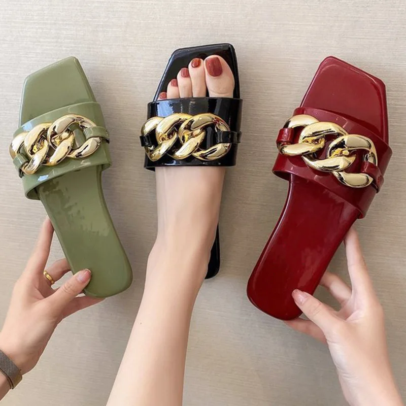 Zapatillas de tacón plano para mujer, sandalias de cuero con punta descubierta, decoración de cadena, de verano