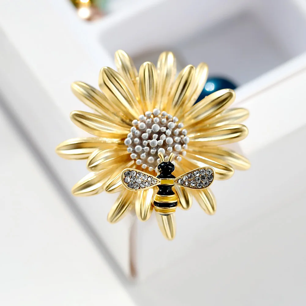 

Xiliang Concubine Creative Versatile Daisy Bees Brooch Simple Corsage Accessories Coat Pin Buckle X1110