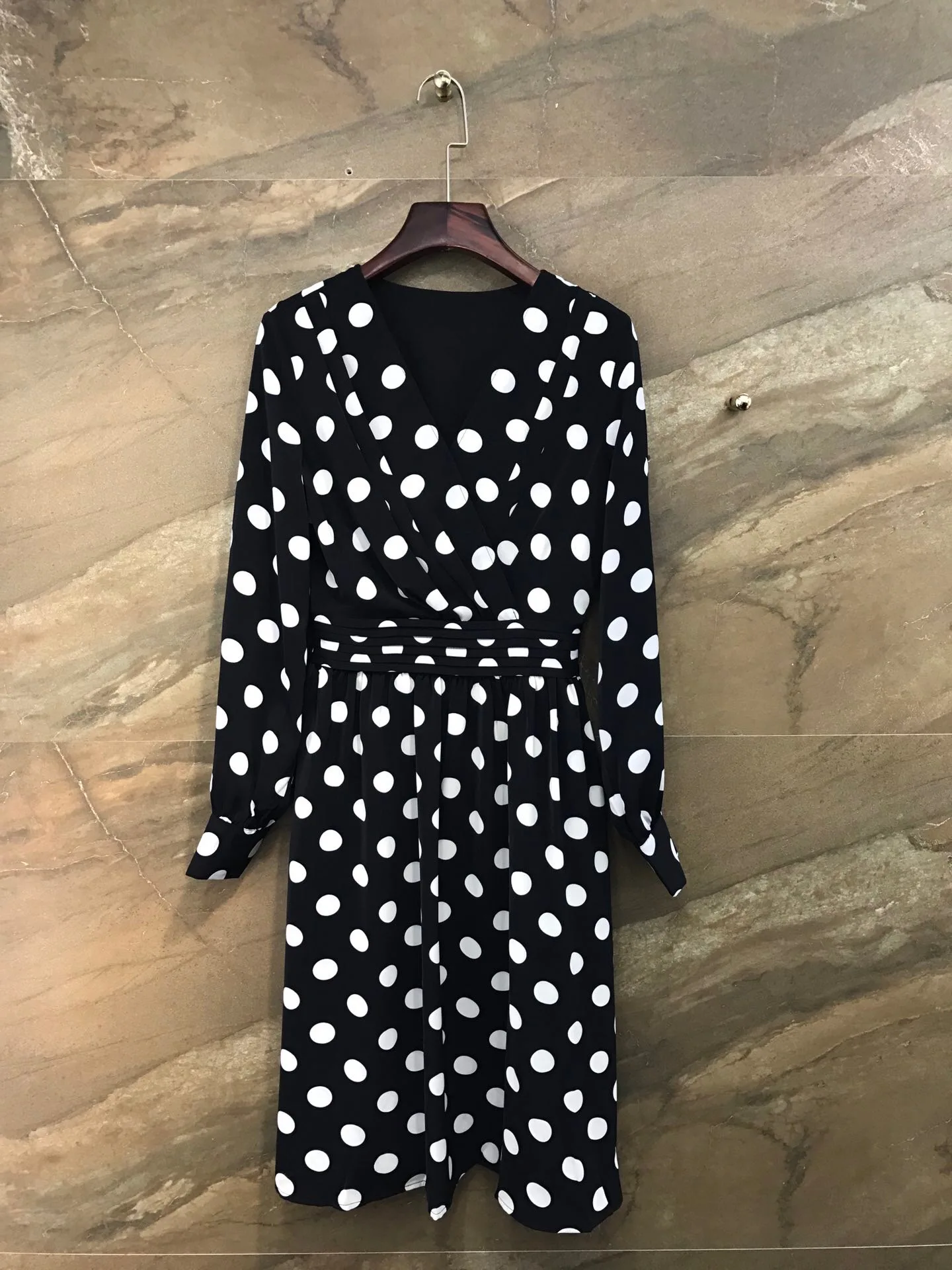 

2019 Sexy Elegant V-neck Waist Polka Dot Midi Dress Classic Black & Vintage Red Free Shipping Worldwide