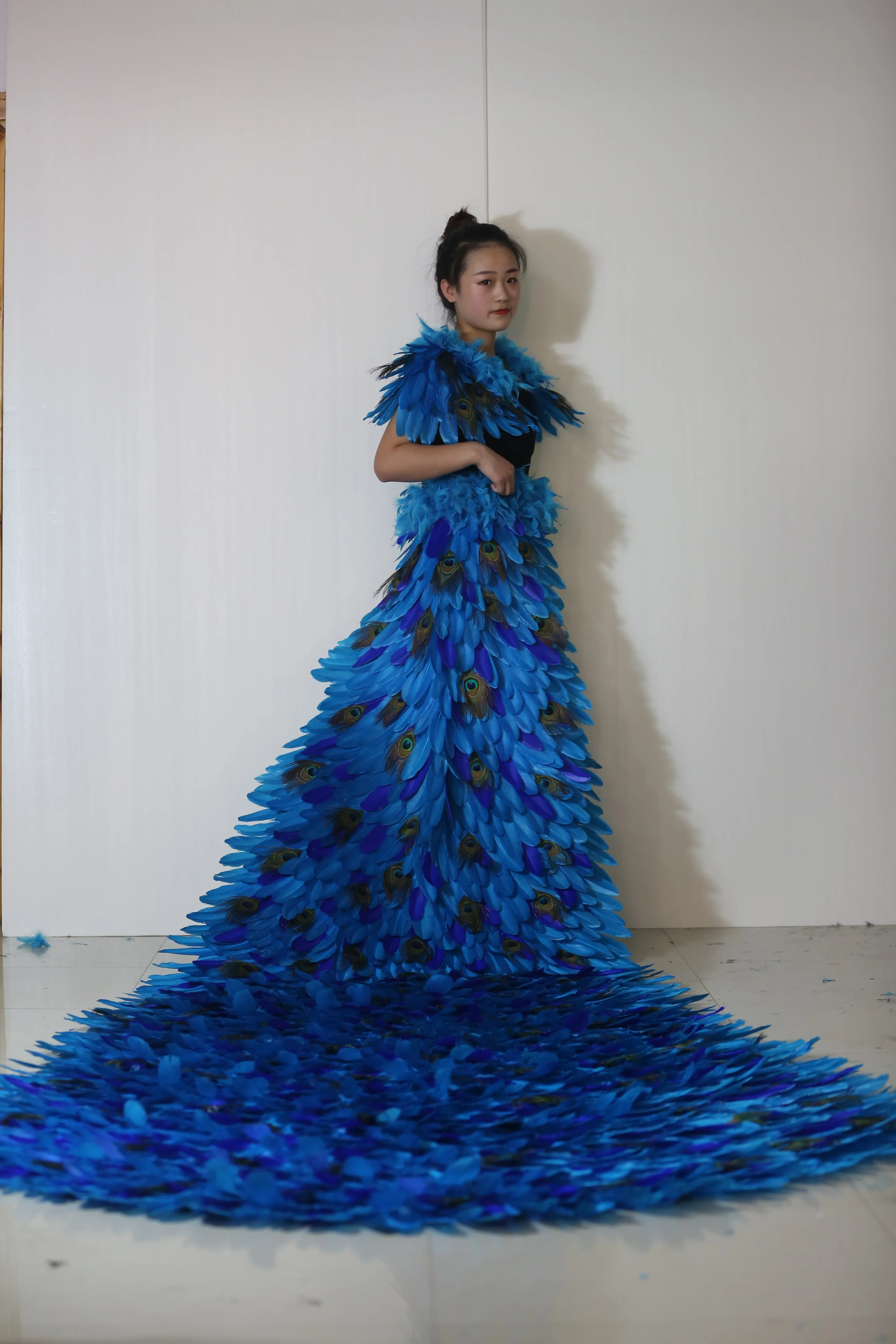 

Лидер продаж, костюм с крыльями ангела из павлина и перьев, реквизит для костюмированной вечеринки, сценическое платье для взрослых