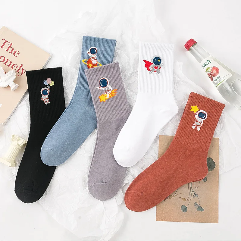 

2021 Fashion Harajuku Spring and Autumn Unisex Socks Korea Colorful Embroidered Astronaut Plain Couple Socks Happy Woman