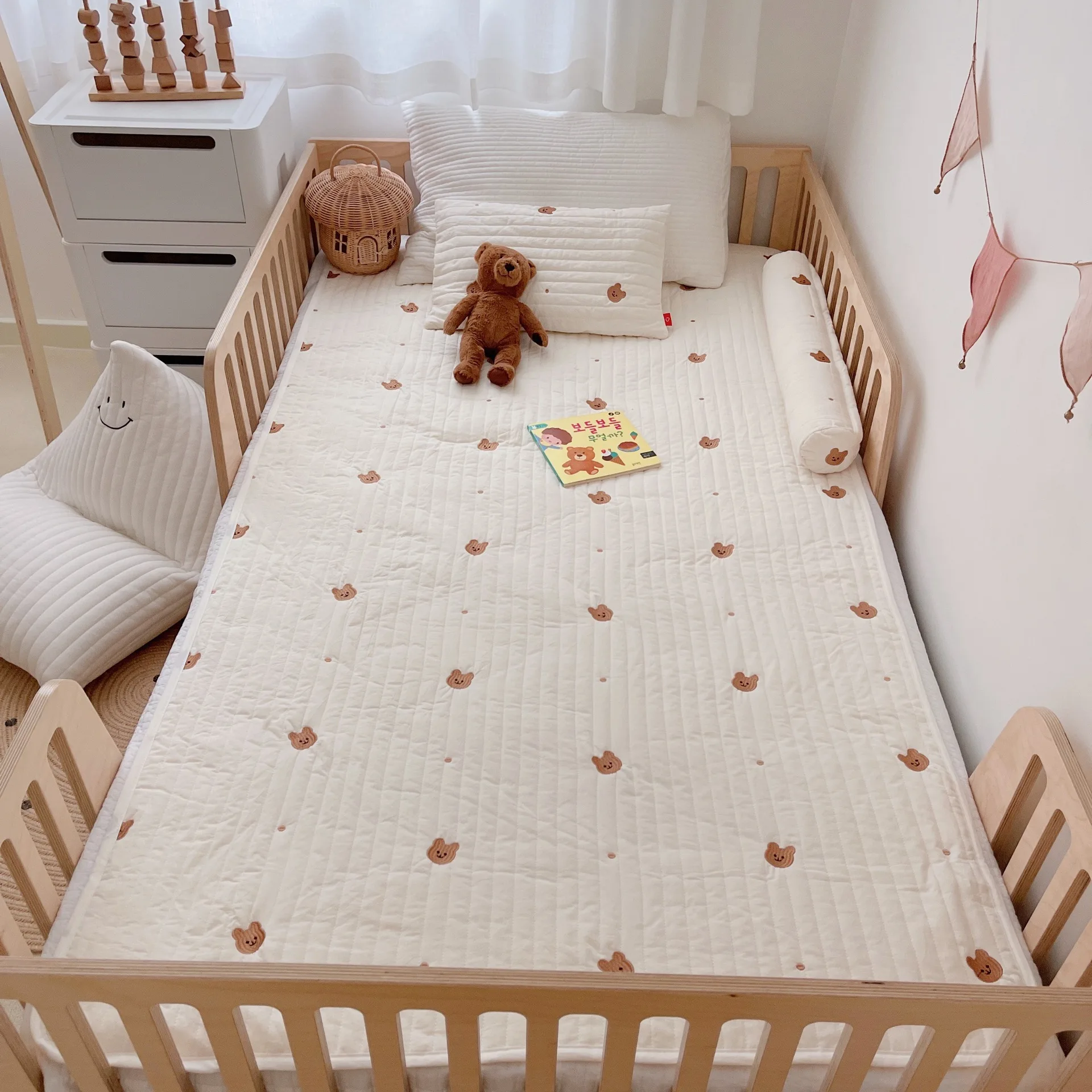

Korean Cotton Quilted Baby Bed Sheet Bear Embroidered Cradle Cot Crib Sheets for Baby Bed Kids Infant Sheet Bed Spread Bed Cover