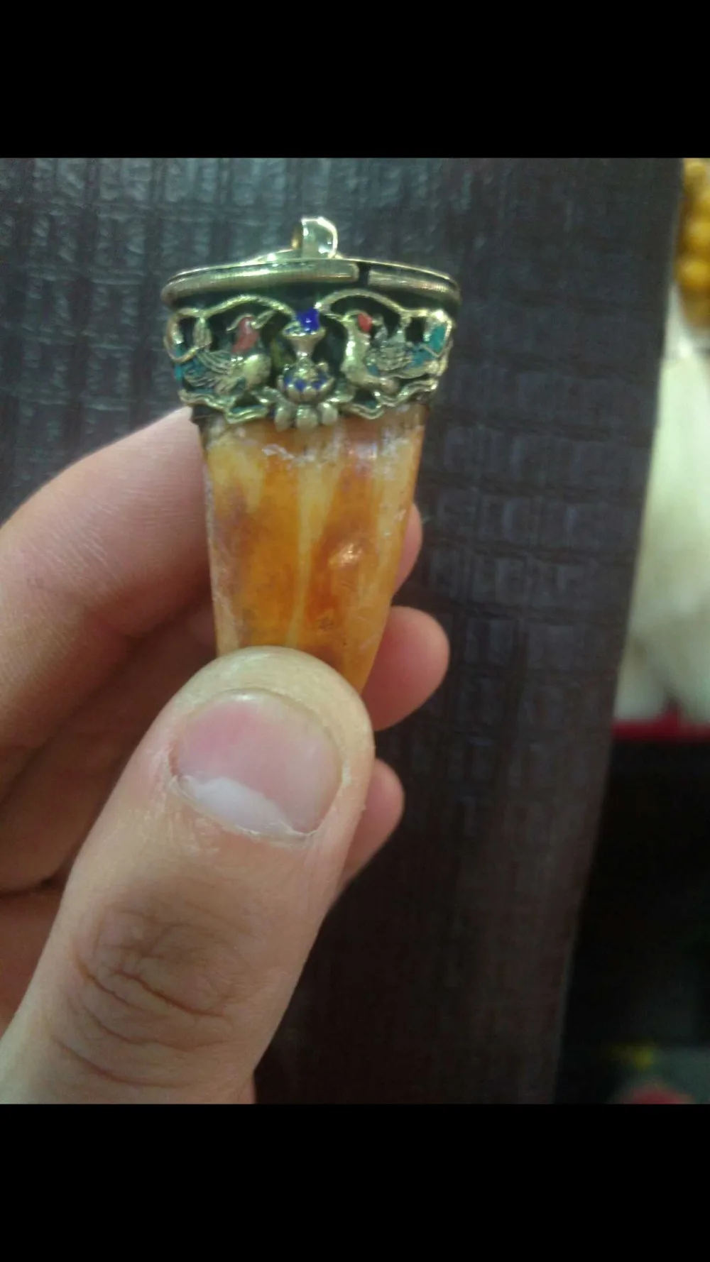 León un paquete de esmalte de dientes de jabali casa antigua de la ciudad para evitar la mala suerte