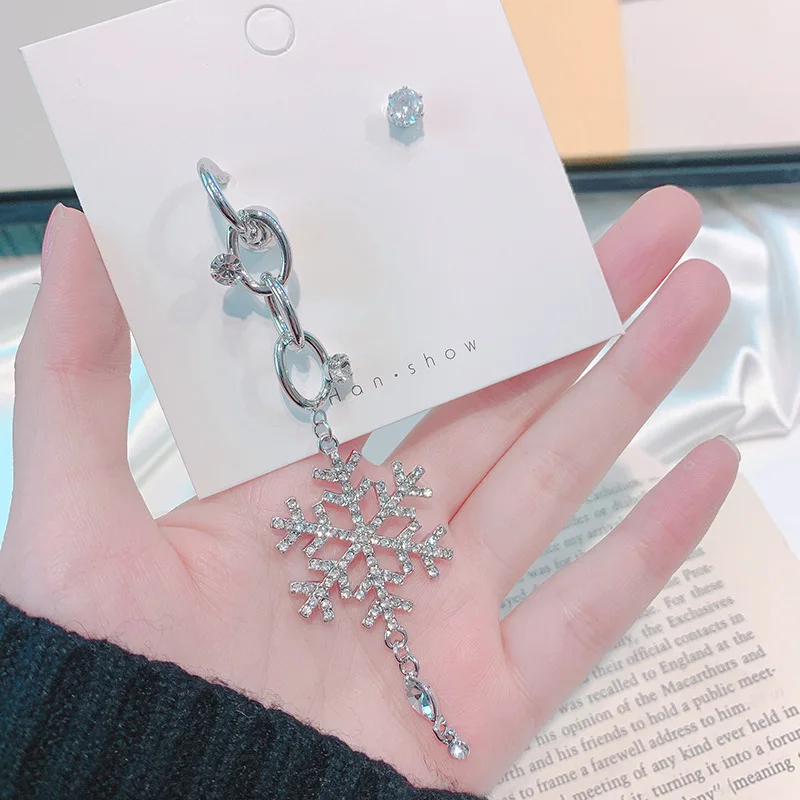 Silver MWsonya Новые блестящие стразы Снежинка Асимметричные Длинные серьги в виде капель с Для женщин с украшением в виде кристаллов Pendientes стильны рождественских украшений - Окраска металла: Silver