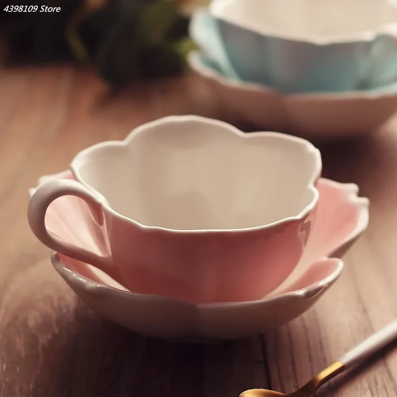 Европейская роскошная керамическая кофейная чашка и блюдце набор семейный Романтический послеобеденный чайный набор английская вишня кофейная чашка и блюдце комплект из 3 предметов