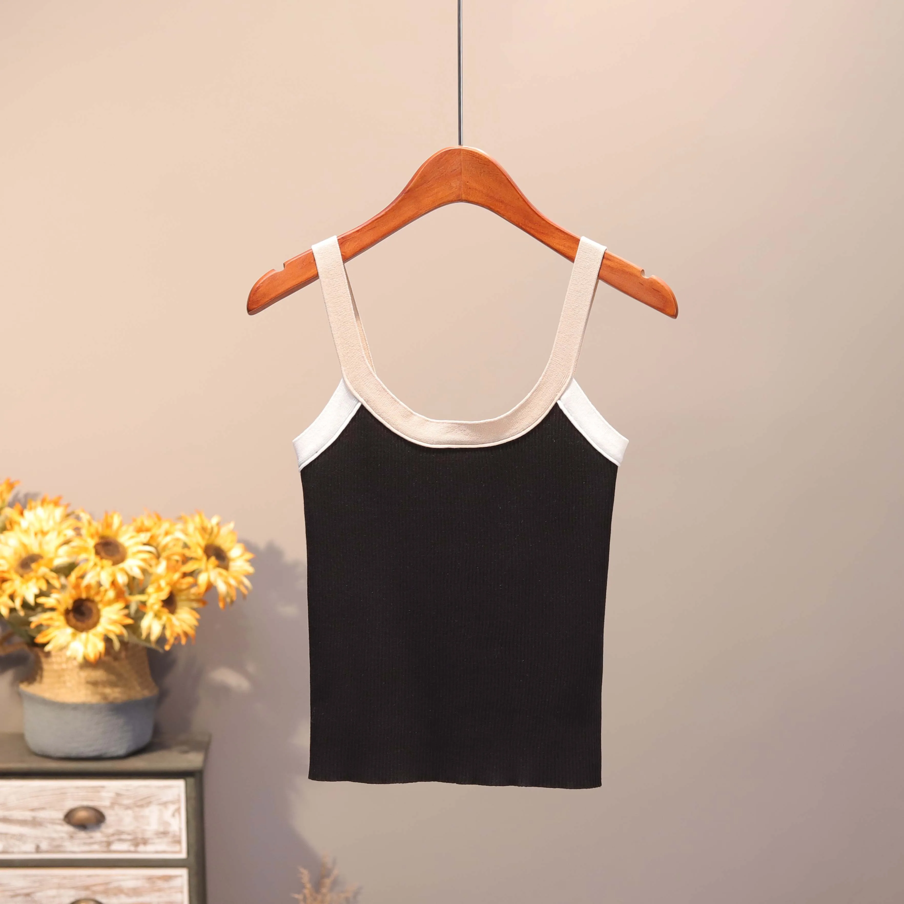 U тип воротник Camis Tank летняя новая трикотажная кофточка женские короткие без рукавов шелковистые тонкие цвета соответствующие внутренней основе рубашки
