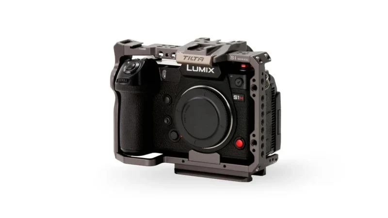 Full-Camera-Cage-for-Panasonic-S-series-%E2%80%93-Tilta-Gray-TA-T38-FCC-G_front34_Legacy-2-800x450.webp