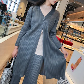 

LANMREM 2020 New Spring Summer V-neck Single Button Pleated Windbreaker Women Streetwear Loose A-line Big Size Cardigan PD952