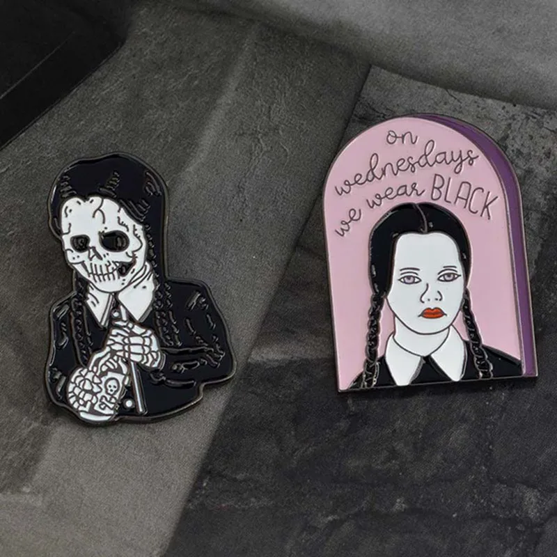 Эмалированная булавка Addams family Inspired среда Addams, которую мы носим, черная брошь с дизайном «скелет», Заколка Для панка, готические ювелирные изделия на Хэллоуин