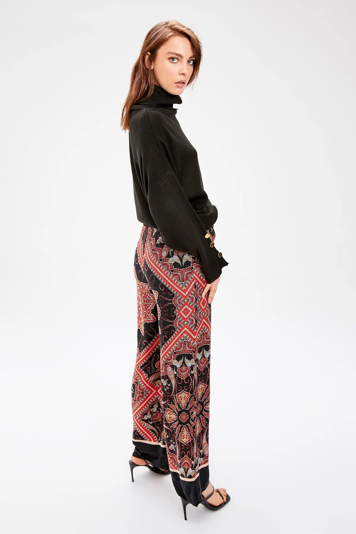 Черные штаны с рисунком Trendyol TWOAW20PL0138