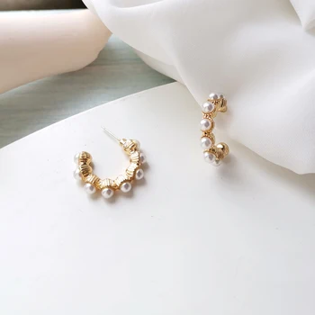

Fashion Jewelry Simulated Pearl Earrings Sweet Korean Design Metal Alloy Golden Plating Hoop Earrings For Girl Student Gifts