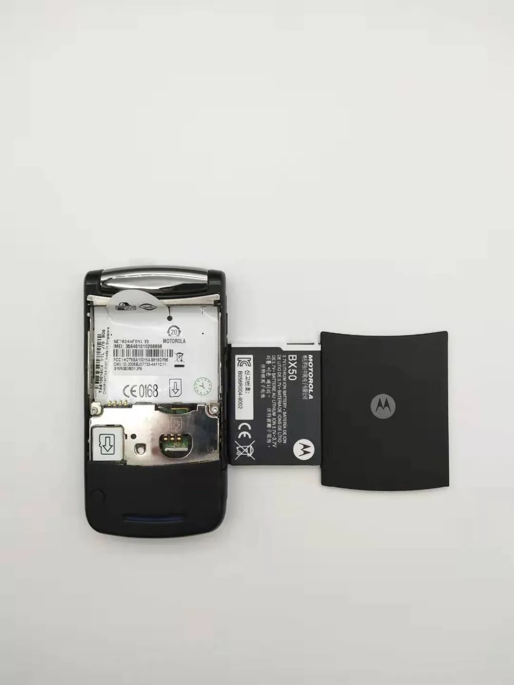 В запечатанной коробке ~ 100% оригинал Motorola RAZR2 V9 мобильный телефон 2,2 "3g 2 Гб 2.0MP GSM WCDMA флип Сотовая связь телефон Бесплатная доставка