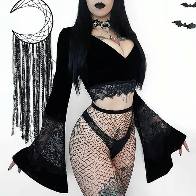 Thick goth girl