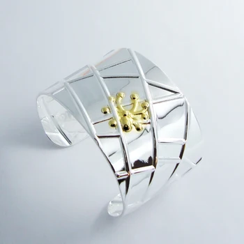 

European and American fashion exaggerated bracelet silver color bracelet women wide bracelet golden spider Banquet accessories