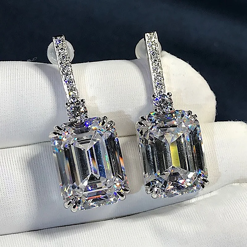 Женские серьги-подвески из серебра 925 пробы с изумрудной огранкой 3 карата |