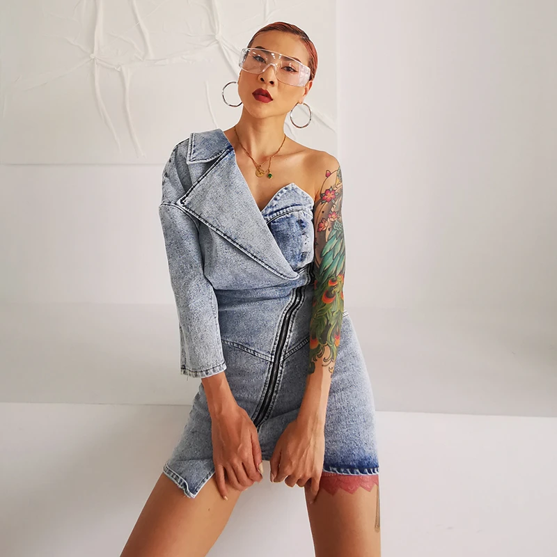Джинсовое асимметричное платье TWOTWINSTYLE Летнее мини с асимметричным воротником