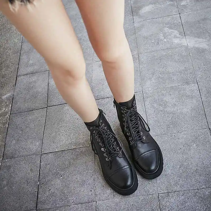 Krazing pot/шикарный дизайн; Модные Винтажные ботинки из натуральной кожи; женские ботильоны с круглым носком на среднем каблуке с перекрестной шнуровкой и заклепками; L41
