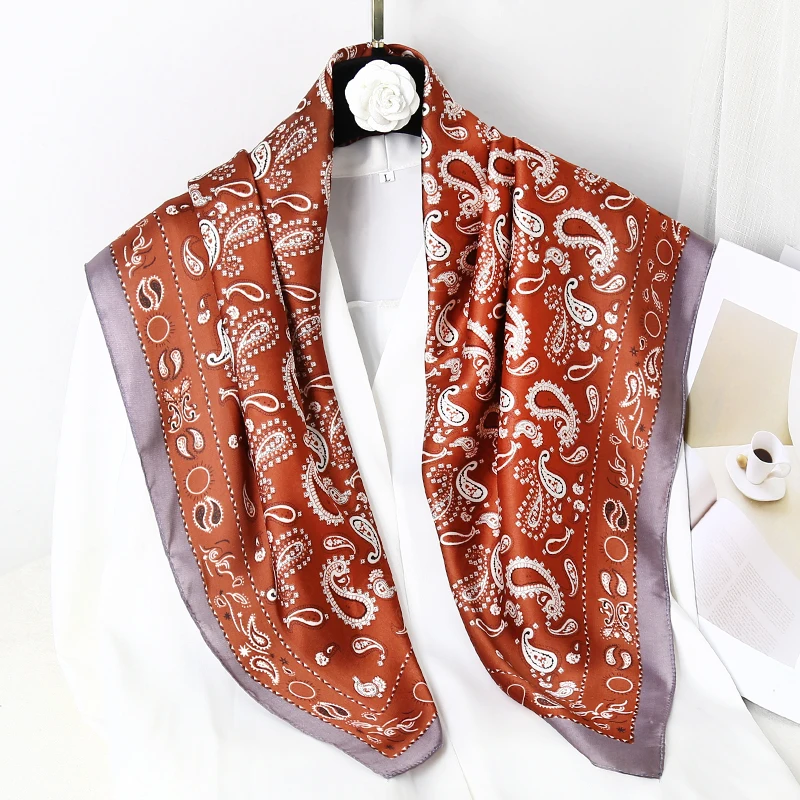 Рисунок 4 - Женский квадратный шарф с принтом пейсли